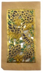 CHINA SÉC. XIX - Antiga obra oriental em folha de ouro vazada sobre papel de arroz, com detalhes coloridos em verde, roxo e amarelo formando motivos florais e folhagens. Trabalho artesanal minucioso, típico de ornamentos decorativos usados em templos ou objetos cerimoniais no séc. XIX. Peça rara e de grande valor artístico. No estado. Mede 18,5 x 10,5 cm.