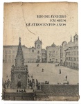 CARLOS LACERDA - Raro exemplar de Rio de Janeiro em Seus Quatrocentos Anos (1965), edição Distribuidora Record para o IV Centenário do Rio de Janeiro. Obra importante sobre a formação e o desenvolvimento urbanístico da cidade, ricamente ilustrada com fotografias históricas, mapas e registros da evolução urbana. Contém encartes dobráveis com esquema do sistema arquitetônico e urbanístico da época. Capa original com sinais do tempo, miolo completo. Livro de referência para colecionadores, historiadores e apaixonados pelo Rio antigo. Capa dura com a sobrecapa original. Mede 22,5cm x 28,5cm.