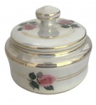 Gracioso porta joias em porcelana Sta. Rosa  Pedreira, decorada com rosas em tom rosado e filetes dourados. Pequeno pote com tampa original, clássico do design paulista mid-century. Ótimo estado geral, ideal para colecionadores de porcelanas brasileiras. Formato circular. Mede  10 cm diâmetro.