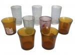 DURALEX - Lote contendo nove copos antigos variados, incluindo quatro em vidro âmbar DURALEX, copos decorados e modelos com linhas em relevo e dourado. Conjunto misto, ideal para decoração, uso criativo ou composição vintage. Ótima oportunidade para quem aprecia vidros antigos. Meados anos 50. Medida do maior 11 cm.