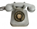 Antigo telefone de disco CTB, modelo clássico vintage em tom cinza claro, com fio original e estrutura robusta. Uma peça antiga com forte apelo decorativo, perfeita para colecionismo e ambientações retrô. Funcionamento desconhecido. Meados anos 60. Mede 25 x 18 cm.