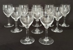 FRANÇA SAINT LOUIS - Conjunto de 10 taças para vinho branco em cristal francês Saint Louis, finamente lapidadas e com delicada gravação decorativa de guirlandas nas bordas. Peças elegantes, de transparência impecável, ideais para colecionadores e para composições de mesa sofisticadas. Mede 13 cm.
