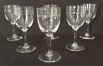 Conjunto de 6 taças para vinho branco, dos anos 50 em cristal transparente, com discreta gravação geométrica no bojo e hastes delicadas. Peças de elegância clássica e leveza típica do design mid-century. Mede 13,5 cm.