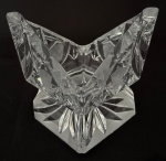 Centro de mesa em denso cristal lapidado europeu, desenho geométrico e brilho intenso. Peça escultural, elegante e ideal para composição decorativa sofisticada. Mede 10,5 cm altura x 13,5 cm.