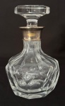 Antiga garrafa em denso cristal europeu translúcido lapidado com gargalo em prata europeia. Forma facetada, tampo robusto e presença elegante  peça refinada para coleção de bar ou decoração clássica. No restado. Mede 21 cm.