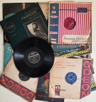 Coleção charmosa de discos antigos, com destaque para o raro 78 rpm de Gilda Lopes pela Odeon e o elegante álbum Jacqueline François Favorites. Um conjunto que celebra vozes clássicas e capas icônicas da era de ouro do vinil. Marcas do tempo. Medida do maior 26 x 26 cm.