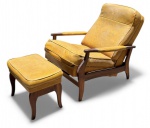 DESIGN ANOS 50/60 - Rara poltrona reclinável design anos 50/60, estrutura em madeira nobre e couro, design brasileiro Itta S.A., modelo 106-A, anos 60. Estrutura em madeira maciça com linhas orgânicas e estofamento original em couro amarelo, acompanhada do banquinho. Peça icônica conhecida como Legítima Cadeira do Papai, registrada sob patentes nacionais, símbolo do design confortável e moderno do período. Possui selo na base. Elegante exemplar preservado do mobiliário de design de época. Desgaste do tempo no couro. Mede 85 cm altura x 1,05 cm comprimento.