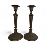 ENGLAND - Par de castiçais antigos em metal espessurado, trabalhados com estrias clássicas e base flautada ao estilo inglês. Pátina antiga preservada, desenho elegante e proporções equilibradas  peça decorativa de forte presença. Necessita novo banho. Mede 30 cm altura.