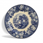 INGLATERRA Prato inglês Wood & Sons, padrão Enoch Woods English Scenery, em azul e branco, com paisagem campestre e borda floral rica  um clássico da faiança britânica com charme histórico. Registro no verso. Mede 23 cm diâmetro.