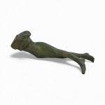 SUZANA LEVY (Rio de Janeiro 1937 / Rio de Janeiro 2023) - Imponente escultura de mesa em bronze cinzelado marcada pelo estilo orgânico da artista: um corpo sinuoso, de linhas alongadas e postura quase abstrata. Peça de presença escultórica forte, com pátina verde envelhecida e movimento fluido que revela a sensualidade da forma humana. Ideal para coleção contemporânea. Mede 60 cm.