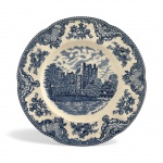 INGLATERRA - Prato raso em porcelana inglesa JOHNSON BROS padrão azul clássico com cena pastoral e borda floral em alto detalhamento. Peça charmosa, de uso cotidiano  marcada dishwasher, freezer and microwave safe  mantendo o estilo tradicional da manufatura inglesa fundada em 1883. Ideal para composição de mesa posta e ou coleção. Mede 26 cm diâmetro.