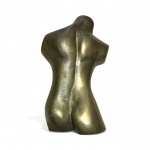 SUZANA LEVY (Rio de Janeiro 1937 / Rio de Janeiro 2023) - Escultura de mesa, corpo feminino costas em bronze de linhas suaves e anatômicas, com assinatura da artista. Peça de mesa elegante, marcada pela síntese moderna e pela valorização das formas orgânicas. Mede 18 x 11 cm.