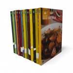 Coleção Cozinha Regional Brasileira  Claudia.Conjunto completo com 14 volumes, cada um dedicado à gastronomia típica de um estado brasileiro. Edição ilustrada, capas duras vibrantes e excelente conservação. Uma seleção clássica para apreciadores da culinária nacional. Mede 17,5 cm x 22 cm.