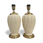 Par de luminárias vintage em cerâmica marfim com base e topo em metal dourado. Design em curvas espiraladas, elegante e decorativo, perfeito para composição clássica ou mid-century. Necessita troca fiação. Mede 36 cm altura.
