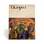 Livro Chagall de Raymond Cogniat, edição antiga ilustrada, com reproduções vibrantes das obras do artista, incluindo cenas emblemáticas em tons intensos de azul e vermelho. Capa original com sinais do tempo, charme colecionável e conteúdo preservado. peça rara para amantes de arte moderna e da iconografia poética de Marc Chagall. Mede 29 x 22 cm.