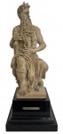 GINO RUGGERI - Escultura em resina italiana, representando Moisés por Michelangelo, figura sentada de inspiração clássica, com apurado trabalho de drapeados e expressão facial. Assinada G. Ruggeri na base. Apresenta base em mármore preto com placa identificativa. Peça decorativa de grande impacto visual, típica da escultura europeia do final do século XIX / início do século XX. Mede 60 cm altura.