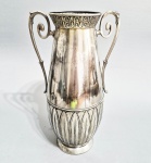 WMF - ART DECO - Anos 30 - Grande vaso no Neo Clássico em metal banhado a Prata, decorado com duas fachas de Palmas e  alças em volutas. Possui desgastes no banho. Med 36 cm.