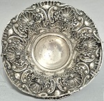 BRASIL, Séc.XIX/XX -  Antiga cesta no estilo 'Rocaille', finamente cinzelada e decorada em gomos, volutas, arabescos e concheados em metal folheado a Prata. Alça móvel. Med: 31 x 13 cm (26 cm com alça levantada)