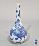 CHINA/VIETNÃ, final da DINASTIA QING, SÉC.XIX  - Vaso no formato de Pêra (Pear vase) em porcelana chinesa azul e branca, decorado com Fênix e nuvens. Marca apócrifa 'NEI FU' no fundo. Bocal com pequenos bicados. A ave Fênix é um símbolo de alta virtude e graça, e diz-se que representa o poder enviado dos céus à Imperatriz. Med. 16 cm. A marca 'Nei Fu', com dois caracteres, significa "Corte Interna" e originalmente eram usadas em porcelana de altíssima qualidade foi encomendada da China para uso na corte. Embora os artesãos chineses tenham executado a pintura, os governantes vietnamitas ditavam os desenhos. Cada governante encomendava cerâmicas de sua preferência para uso em sua corte, bem como peças de apresentação para presentear membros da família real e oficiais mandarins. ---- https://www.capitoliumart.com/en/lotto/two-pear-shaped-porcelain-vases-painted-in-blue-underglaze-china-late-qing-dynasty/xlt-132613