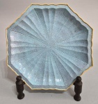 CHINA, DINASTIA QING, Séc. XIX - Raro prato em porcelana chinesa em esmalte azul 'ROBBIN´S EGG', verso em esmaltes turquesa. Borda moldada em pétalas e recortada. Pequeno e discreto restauro na borda. Med. 26 cm ---- https://www.averydash.com/products/late-19th-century-chinese-dish-with-barbed-edge ----https://www.cecebarfieldinc.com/kips-bay/chinese-dish