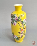 CHINA, DINASTIA QING - Marca QIANLONG (1736-1795)  - Elegante e delicado em porcelana chinesa pintada a mão, decorado com flores, Pêssegos e pássaros em esmaltes da Familia Rosa, sobre fundo amarelo imperial. Pasta branca e translucida. No verso, poema muito famoso da dinastia Tang, escrito pelo poeta Cui Hu, intitulado: "Escrito na Vila ao Sul da Capital" e que deu origem à expressão idiomática chinesa: Rén miàn táo hu, que descreve a melancolia de retornar a um lugar e encontrar a paisagem igual, mas a pessoa amada ausente. Marca vermelha de quatro caracteres no fundo. Med. 26 cm. Em perfeito estado.