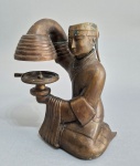 Lanterna chinesa em Bronze no estilo das peças da Dinastia HAN. Desmontável em 3 partes. Período Republicano, Séc. XX.  Med. 23 x 16 x 13 cm. Originalmente criadas de forma engenhosa e projetadas para que, tanto a potência da iluminação, quanto a direção de seus raios, fossem (e ainda são) ajustáveis. ( falta o protetor/ direcionadorda luz). Uma das originais foi escavada em 1968 no túmulo de Dou Wan, esposa de um dos irmãos do Imperador Wu. Atualmente está em exposição no Museu Provincial de Hebei, na China. -------https://www.rm-auctions.com/en/asian-arts-feb-2023/28189-a-large-chinese-gilt-bronze-oil-lamp-in-the-shape-of-a-kneeling-figure-after-a-han-dynasty-example ---------- https://wapbaike.baidu.com/tashuo/browse/content?id=f24f0a803fce7f347e0c087f