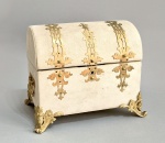 EUROPA, PERÍODO VITORIANO, final do Séc.XIX - Antiga e grande caixa de joias no formato de baú, revestido com sofisticado couro de Pelica; guarnições, pés e alças em Bronze dourado e cinzelado. Interior acolchoado e revestido em seda púrpura escuro. Possui dois compartimentos, um deles removível, e outro oculto na tampa. Possui chave original quebrada. Med. 37 x 30 x 24 cm