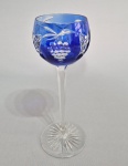 BOHEMIA - Antiga taça em cristal em overlay azul, bojo lapidado com folhas e cachos de Uvas. haste facetada e base estrelada. Med. 20 cm