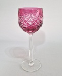 BOHEMIA - Taça em cristal overlay em rara cor 'Cranberry', bojo com profusa lapidação. Haste facetada. Med. 21 cm