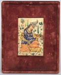 IRAN - DINASTIA QAJAR  entre 1781 to 1925 - Delicada pintura sobre placa de Marfim, realizada com pigmentos naturais e detalhes dourados, assinada, representando figura feminina nobre com Cervos e paisagem. Moldura em veludo. Medida interna: 11 x 08 cm e externa: 20.5 x 17 cm. Marcas do tempo.
