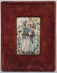 IRAN - DINASTIA QAJAR  entre 1781 to 1925 - Delicada pintura sobre placa de Marfim, realizada com pigmentos naturais e detalhes dourados, assinada, representando cena romântica de casal de nobres e paisagem. Moldura em veludo. Marcas do tempo. Medida interna: 12 x 7.5 cm e externa: 20.5 x 17 cm.