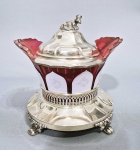 Rara mantegueira Vitoriana Cristal da Bohemia e Prata, primeira metade do Séc.XIX, estrutura e tampa em Prata contrastada e cristal overlay vermelho, decorado com pétalas em esmalte branco com vestígios de detalhes dourados. Alças recortadas. Pega no formato de vaca e pés em cabriolé. Med. 20 x 18 x 16 cm. Peso líquido: 444 gramas. Uma das alças com restauro profissional. ------ https://www.museumw.nl/zoutvaatjes-en-mosterdpot