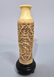 Vaso em Marfinite no formato de anfora chinesa.Bojo decorado com diversas figuras, flores, pagodes e paisagens. Base em madeira. Medida total: 20 cm