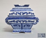CHINA, DINASTIA QING, marca e do período QIANLONG (1736-95) - Incomum incensário em porcelana chinesa azul e branca no formato FANGDING, reproduzindo os antigos vasos rituais arcaicos. Composto por 3 partes, Decorado com máscaras Taotie em paineis e padrões geométricos em tons de azul cobalto. Superficie com efeito "Casca de Laranja". Provavelmente peça encomendada para algum estúdio ou feita para algum Clã ou familia da aristocracia chinesa. A tampa possui uma marca com 10 caracteres. Med. 20 x 16 x 10 cm.