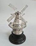 Antiga escultura de moinho em Prata holandesa, cinzelada com minuciosos detalhes e partes articuladas. Contraste Leão passante holandês 2 (teor 835) e do prateiro MB. Peso Líquido: 242 gramas (somente a Prata). Med. 21 e com base: 27 cm.