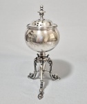 EUROPA, SÉC.XIX/XX - Antigo Brûle-Parfum / defumador em metal branco banhado à Prata. Base com pináculo invertido e pés tripodes em cabriolé finalizados em patas. Sem marca ou contraste visível.  Med. 22 cm. Alguns desgastes.