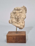 ARQUEOLOGIA - Civilização MAIA (1.000 A.C. a 900 D.C.) - Fragmento de escultura em terracota com rosto masculino adornado com brincos e outros elementos. Base em madeira. Altura total: 15 x 08 cm