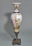 EUROPA, SÉC.VIII/XIX - Elegante ânfora em porcelana europeia, bojo pintado a mão, com cena clássica de 'Diana e Cupido', e no verso, um templo grego sobre colina. Assinada Luc. Detalhes dourados. Base e detalhes em Bronze (vestígio de douração) com ótima fundição e cinzelado com folhas de Acanto. Med. 38 cm