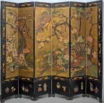 CHINA, DINASTIA QING, SÉC.XIX - Excepcional biombo de 8 folhas em madeira revestida de laca negra e relevos entalhados de flores e pássaros sobre fundo dourado. Alguns desgastes nas bordas. Med. .........  A estilista fundadora da CHANEL (Gabrielle Coco Chanel) foi uma das mais ávidas colecionadoras desses elegantes biombos chineses, e decorou seu apartamento, revestindo quase todas as paredes com essas peças únicas e exclusivas e chegou a ter 32 biombos deste tipo. Em 2019, a grife CHANEL, lançou uma coleção de joias inpirada na coleção de biombos de sua criadora. COTAÇÕES NA SOTHEBYS E CHRISTIES ---https://www.sothebys.com/en/search?query=coromandel+screen&pfilters.dateRange=past ------https://www.christies.com/en/search?entry=coromandel%20screen&page=1&sortby=relevance&tab=sold_lots -----SAIBA MAIS SOBRE A COLEÇÃO DA CHANEL ---- https://www.scmp.com/magazines/style/news-trends/article/2161135/coco-chanel-loved-coromandel-screens-and-now-they-have ----------   https://www.worldofinteriors.com/story/tilda-swinton-coco-channel-object-lesson   ------- https://katerinaperez.com/articles/chanel-coromandel-collection