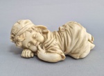 Formano - Italia - Escultura de criança dormindo em resina. Etiqueta no fundo. Anos 80. Med. 21 cm ----- Ver similar: --------  https://home-selections.gr/en/ceramics/928--figure-decoration-boy-statue-sleeping-garden-baby.html