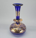ART DECO - Anos 20/30 - Antigo vaso solifleur em pesado vidro de Murano azul, decorado com folhagens em forte douração (com pouco desgaste). Pescoço com abas no formato esférico. Med. 25.5cm.