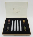 THE METROPOLITAN MUSEUM OF ART NEW YORK - RUSSIA IMPERIAL - Kit com quatro pequenos castiçais, souvenires do museu Metropolitan em Nova Iorque, inspirados nos ovos Fabergé decorados com jóias e criados pela Casa Fabergé para os czares russos. Em diferentes cores, em metal esmaltado e pintado a ouro com incrustações de cristais. Quatro velas inclusas no kit. Medidas: 4 x 2 cm (ovos); 10 x 1 cm (velas).