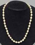 Colar em fio único de Pérolas ovais, verdadeiras e fecho dourado. Med. 43 cm