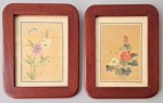 Par de delicadas e antigas pinturas orientais de flores sobre seda, assinadas com selo vermelho no c.i.e. e com molduras em madeira. Medida total: 29 x 24 cm. Pontos de oxidações nas bordas.