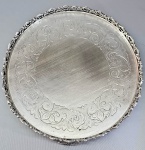 Antiga salva brasileira em metal prateado com fundo cinzelado em volutas e folhas de Acanto. Sem marca. Med. 23.5 cm