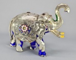 Antiga escultura de Elefante indiano revestido com folha de Prata de lei 900/925. Orelhas de encaixe, também em Prata. Teor testado, ver foto do teste. Peso somente das orelhas:14 gramas. Peso líquido estimado: 120/150 gramas. Pedras incrustradas e vestígios de esmaltes. Med. 23 x 19 cm.