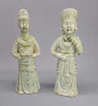 Duas antigas esculturas orientais em porcelana Celadon, sem marca, representando cortesãs. Possivelmene coreanas ou chinesas. Med. 24.5 cm