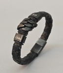 CARTIER - Bracelete masculino em couro natural e aplicações em metal rodinado negro. Sem garantia de autenticidade. Usada. medida interna: 6.5/7 cm. Ver link na Korea:  https://m.blog.naver.com/grazianam1/223167111534?isInf=true