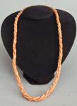 Comprido colar com 3 fios torcidos em coral italiano Peau D'ange (Pele de Anjo). Fecho dourado. Med. 60 cm