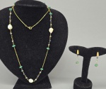 Conjunto Pérolas barrocas verdadeiras, cristais furtacor, pedras verdes e esferas de Ametistas. Estrutura folheada a Ouro. Acompanha par de brincos.  Med. 81 e 3.5 cm